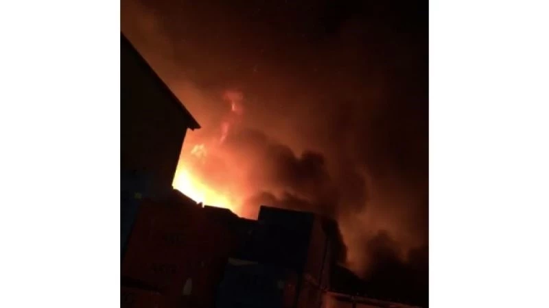 Başkent’te çöp konteynerinde çıkan yangın 2 dükkana sıçradı
