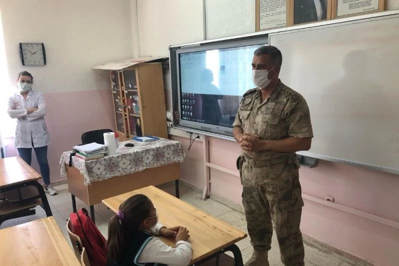 Jandarma eğitim görün çocukları yalnız bırakmadı
