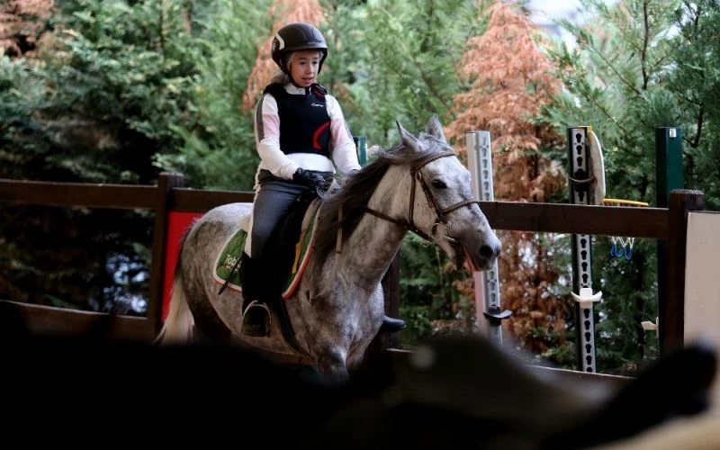 Ata binmek çocukların gelişimine büyük fayda sağlıyor
