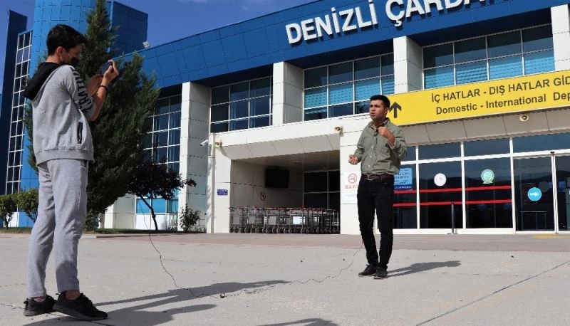 Öğrencilerin iyi anlaması için konuları yerinde anlatıyor
