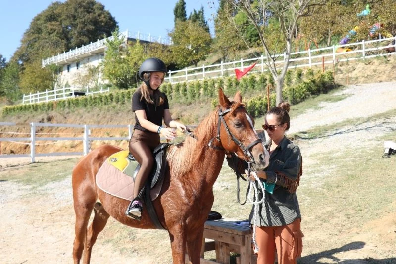 Pandemi sürecinde ata binmek ruhsal ve fiziksel olarak terapi sağlıyor
