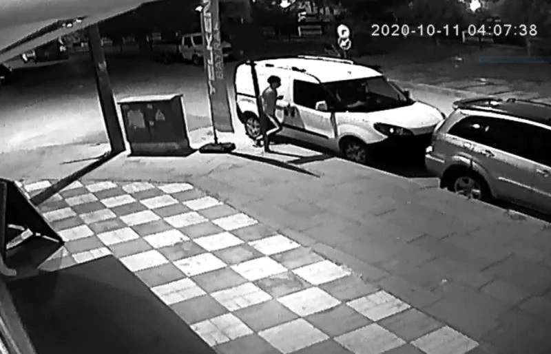 Hırsızlık şüphelisi soyduğu arabanın kapısını kapatmak için geri döndü
