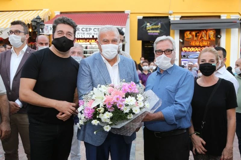 Ünlü oyuncularla fotoğraf çektiren muhtarın testi pozitif çıktı
