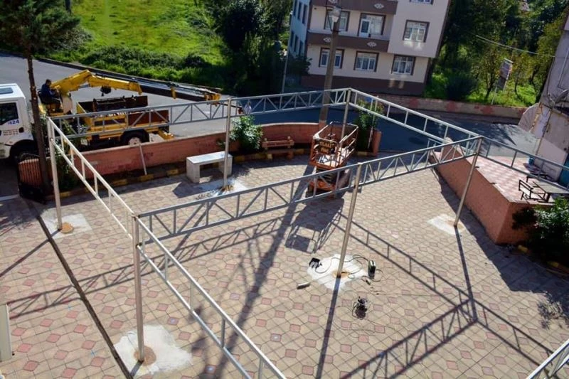 Gülüç Belediyesi cami cemaati için sundurma yapıyor
