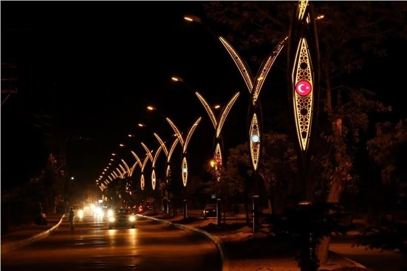 Erciş Belediyesi iki caddenin aydınlatma sistemini yeniledi
