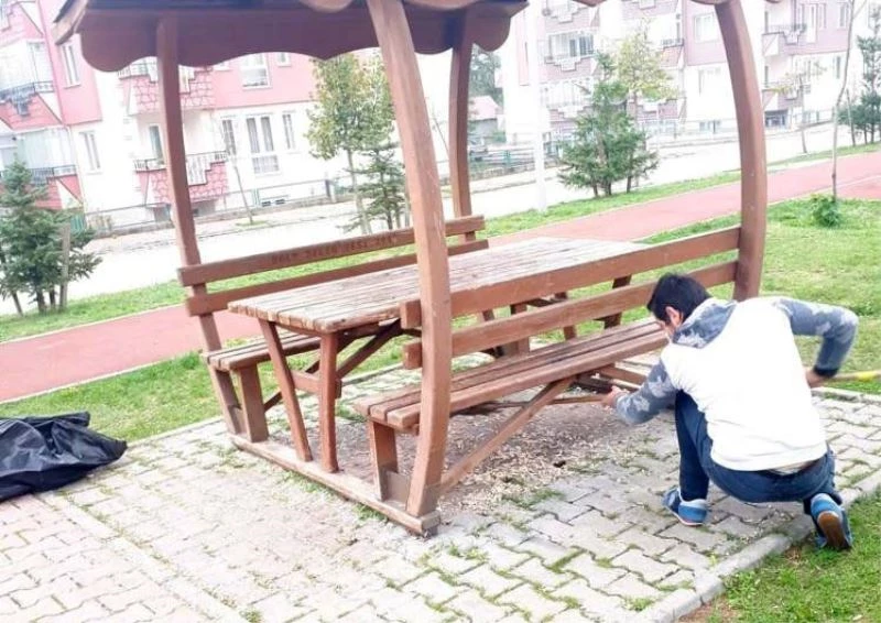 Bolu’da çöplerini bıraktığı parkta cüzdanını unutan gence ilginç ceza
