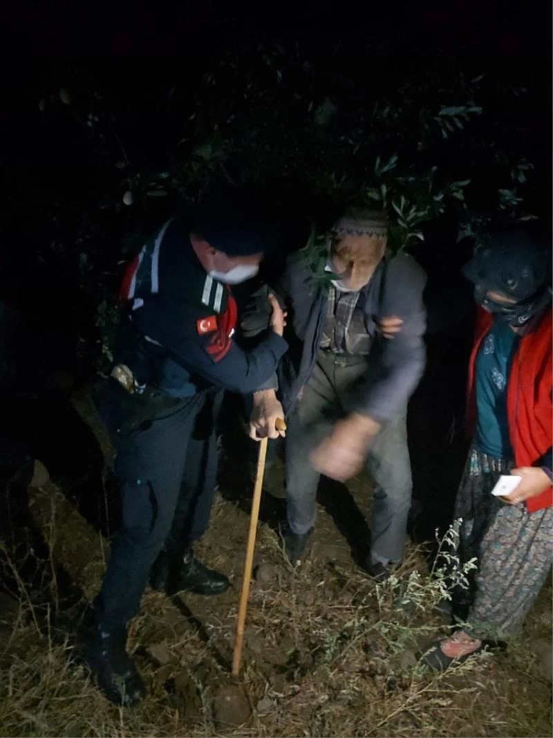 Jandarma kaybolan yaşlı adamı hendek içerisine düşmüş halde buldu
