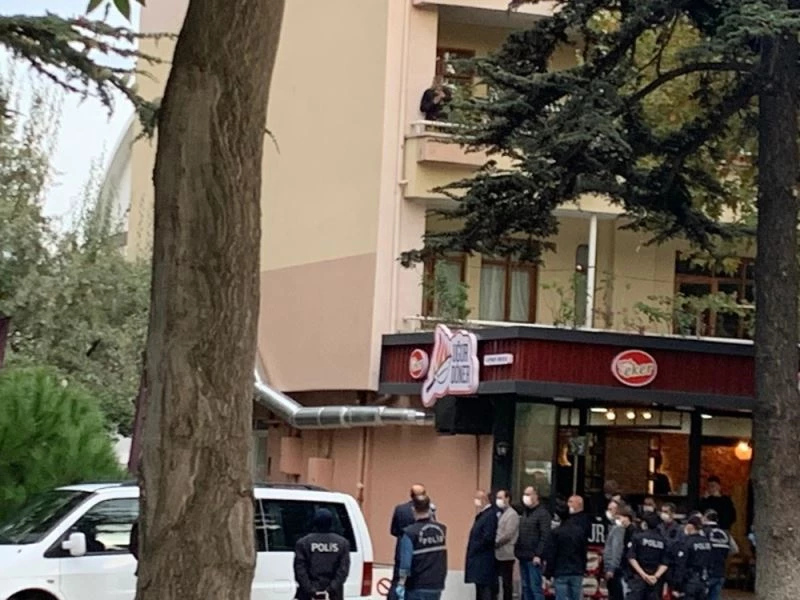 Tartıştığı eşini silahla elinden yaralayıp küçük kızıyla kendini eve kapattı
