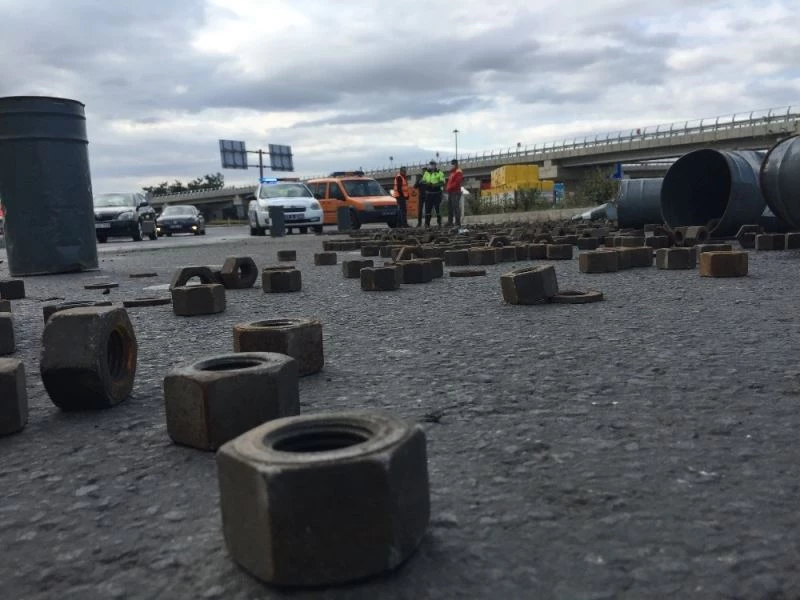 Tırın üzerindeki yüzlerce somun yola saçıldı
