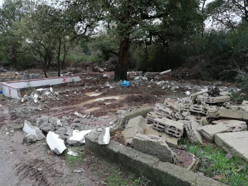 İBB Pendik mezarlığındaki kaçak yapıları kaldırdı
