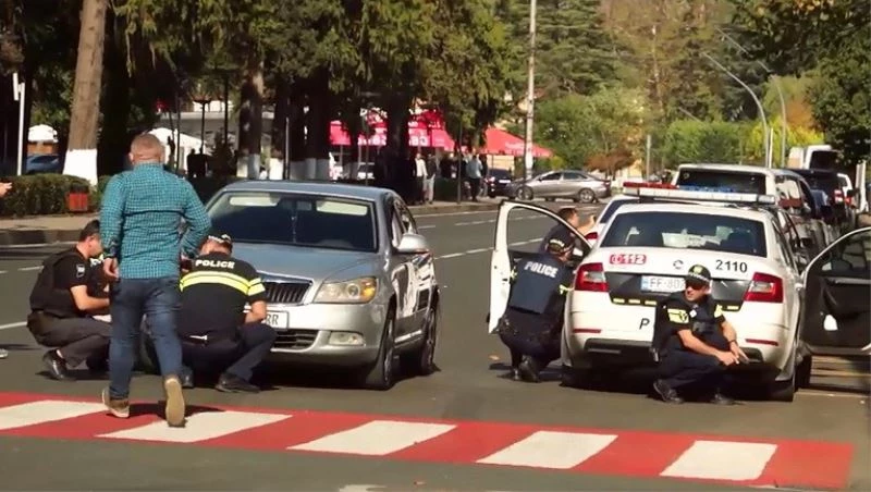 Gürcistan’da bankadaki rehine krizi büyüyor

