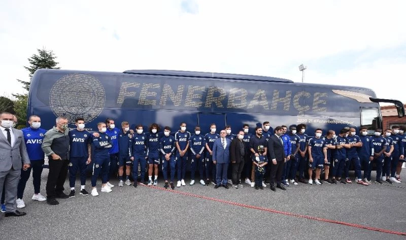 Fenerbahçeli taraftarların seçtiği takım otobüsünde 4 Nisan vurgusu
