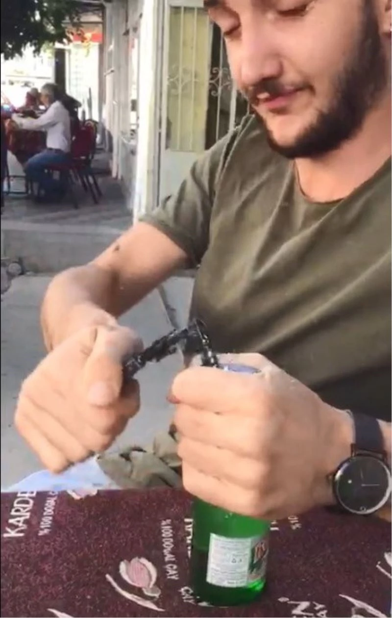 Kapak açmak istedi ama telefonu parçalandı
