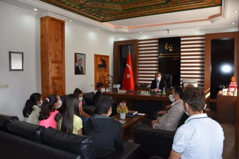 Uzaktan eğitime erişemeyen Aksekili öğrencilere tablet desteği