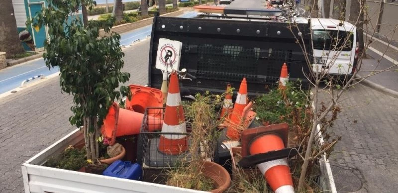 Marmaris’te araç parkını engelleyen malzemeler kaldırıldı
