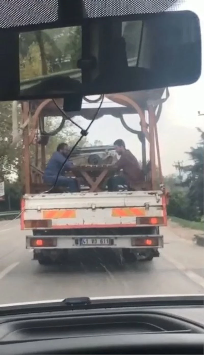 Kamyonet kasasında tavla oynamak pahalıya patladı
