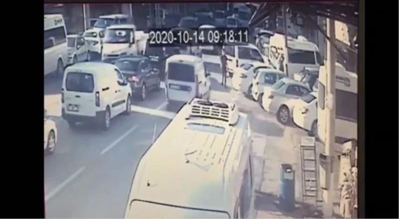 (Özel) Bursa’da kaza anı kamerada...Hiç frene basmadı
