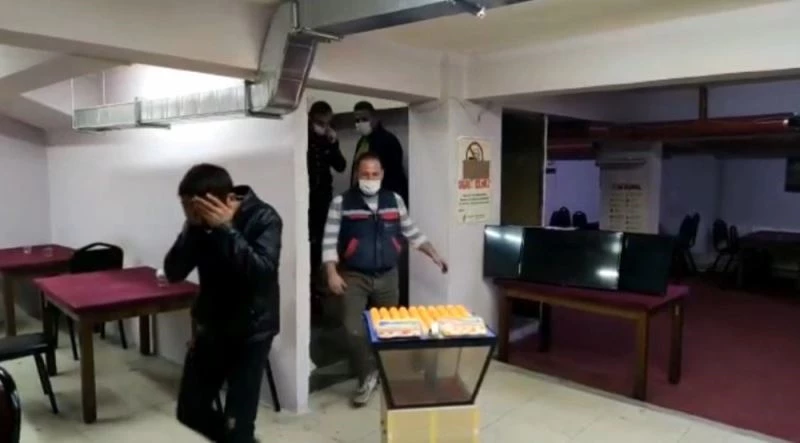 Sosyal mesafeye uymayarak kumar oynayan 34 kişiye 148 bin 750 lira para cezası
