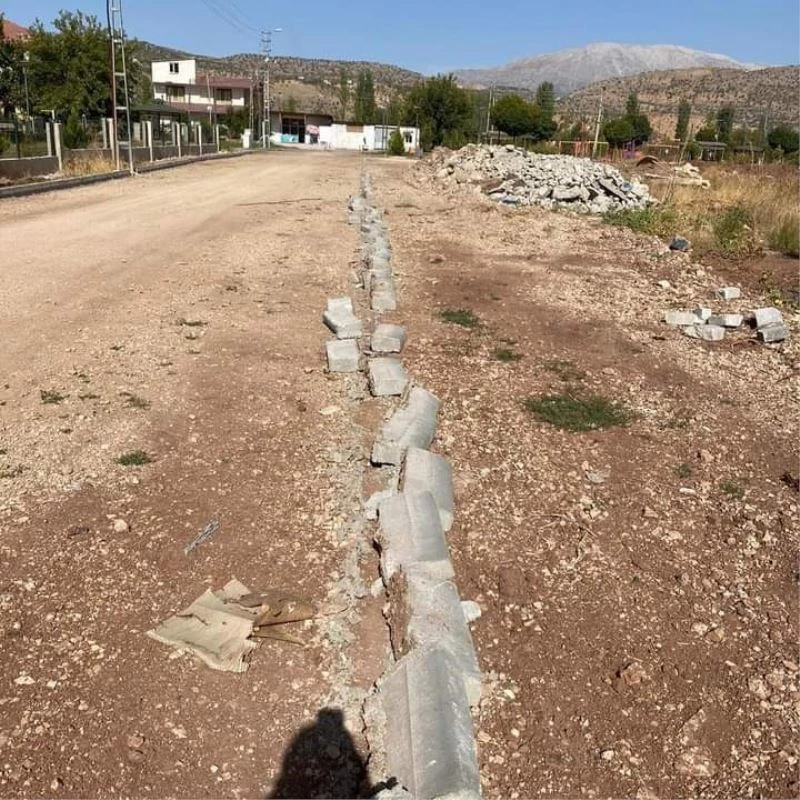 Yeni Mahallede bordür taşlarına zarar verildi
