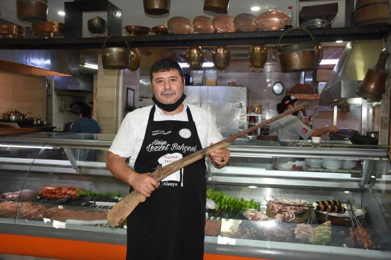 Antika tutkusuyla restoranında eski eşyaları sergiliyor