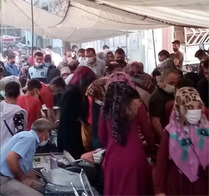 Sosyal mesafeye uymayan vatandaşlara polis müdahale etti
