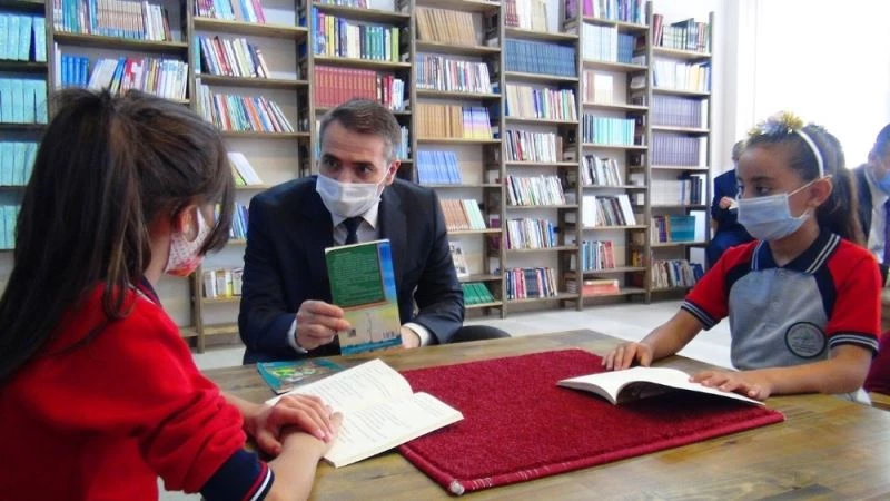 Hayırsever iş kadınından okula kütüphane
