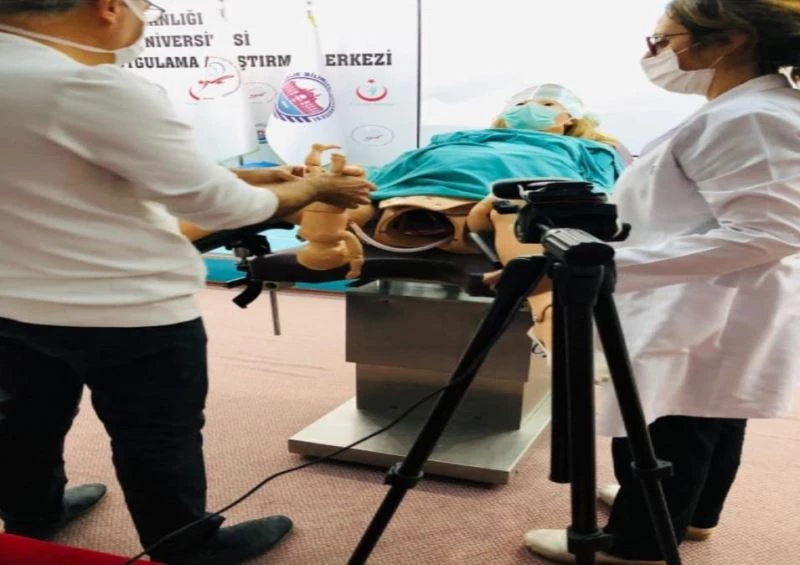 Ebelik öğrencilerine simülasyon eşliğinde sanal sınıf akademisi
