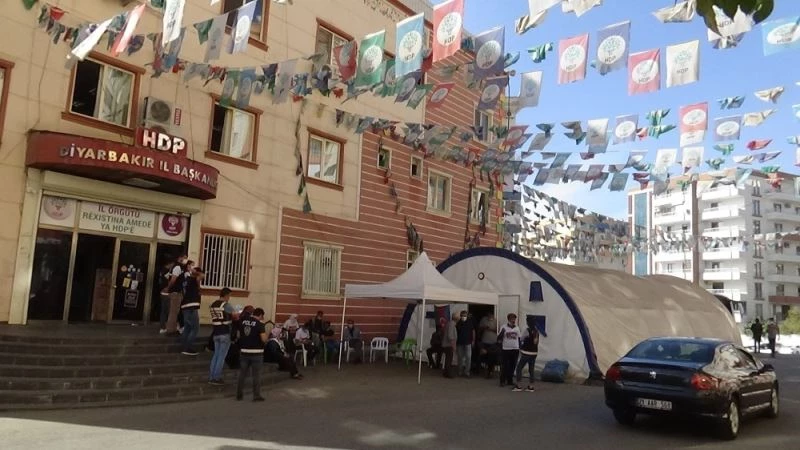 Evlat nöbetindeki ailelerden, HDP’ye yapılan operasyona destek
