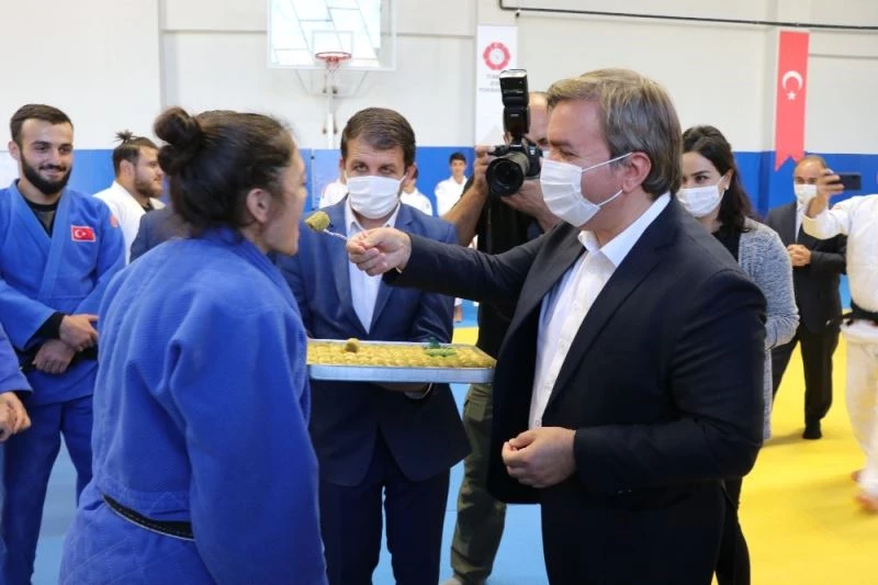 Vali Aydoğdu Tokyo Olimpiyatları’na kota alan sporcuları elleriyle besledi
