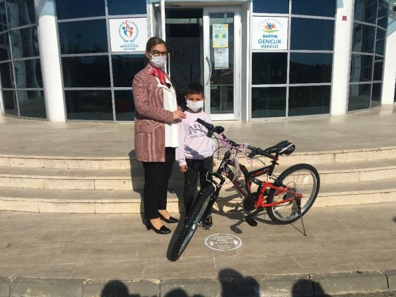 Bakan Kasapoğlu’ndan minik Utku’ya bisiklet hediyesi
