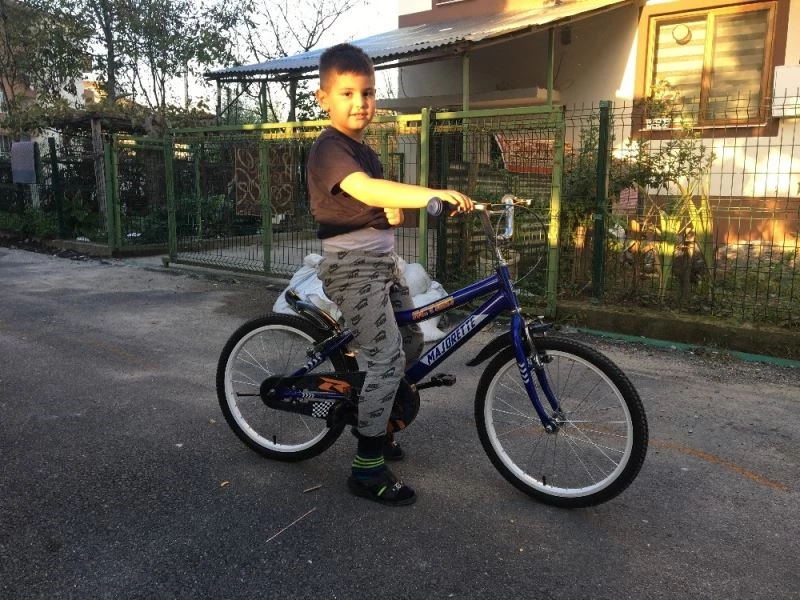 Minik Utku yeni bisikletine kavuştu
