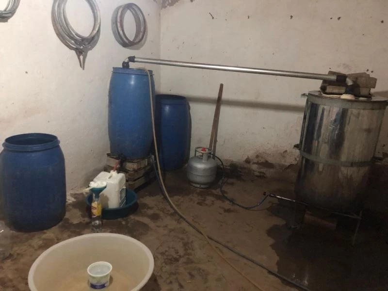 Anason kokusu gelen evden 190 litre sahte rakı çıktı

