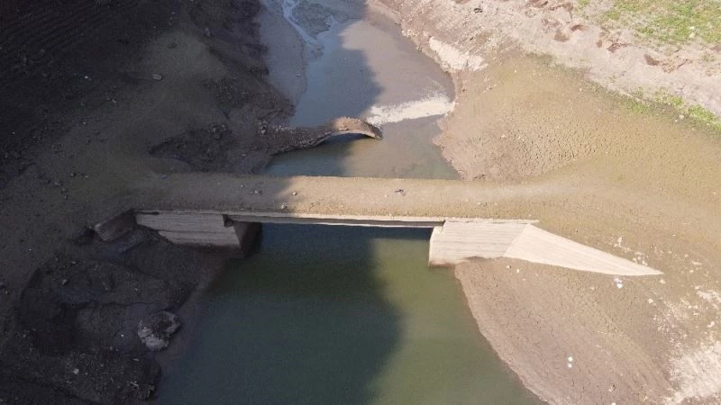 Barajın suyu azalınca 21 yıldır su altındaki köprüler gün yüzüne çıktı
