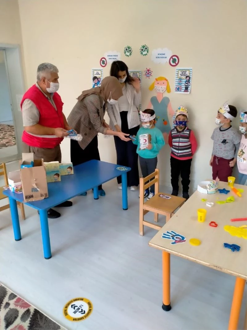 Çocuklar çikolata ve maske ile sevindirildi
