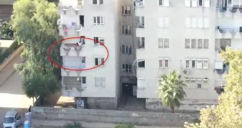 Baskın yapılacağını anlayan kadın uyuşturucu poşetini atarken görüntülendi
