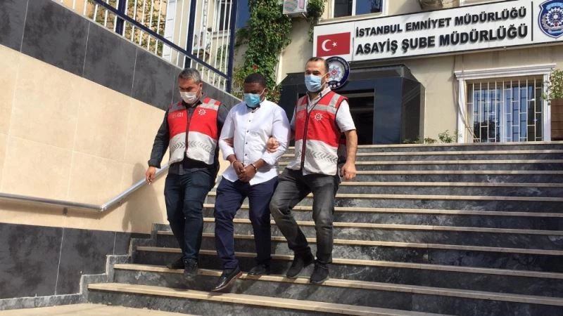 İnşaatçı kılığına giren polis Nijeryalı dolandırıcıyı böyle yakaladı
