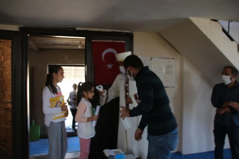 İnternet bağlanan camide ders başı
