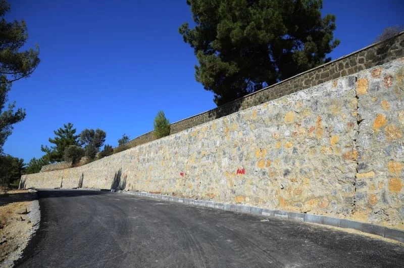 Kuşadası Yeni Asri Mezarlık’ta düzenleme çalışmaları sürüyor
