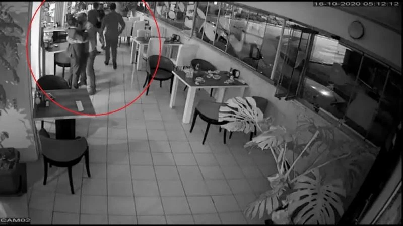 Tekme ve yumrukların havada uçuştuğu kavga güvenlik kamerasında
