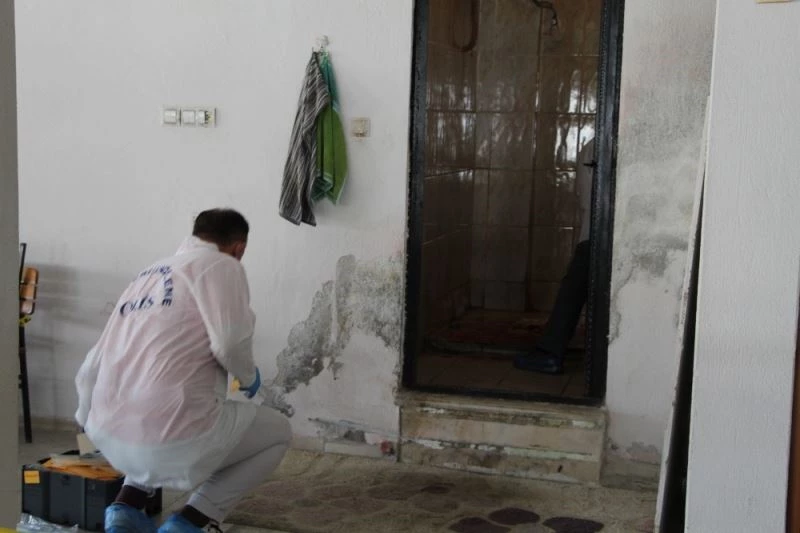 Kahvehane tuvaletinde kanlar içinde bulundu
