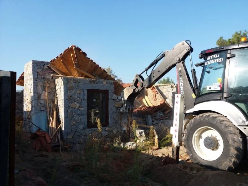 Zeytinliklere yapılan kaçak villalar yıkıldı
