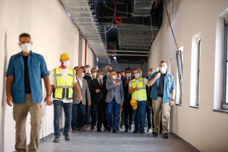 Cumhurbaşkanı Yardımcısı Oktay, Türkiye tarafından KKTC’ye yaptırılan pandemi hastanesini inceledi
