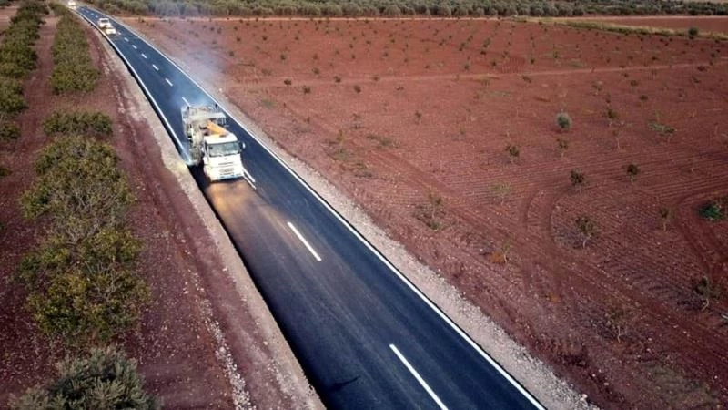 Asfaltlanan yolların çizgileri çiziliyor
