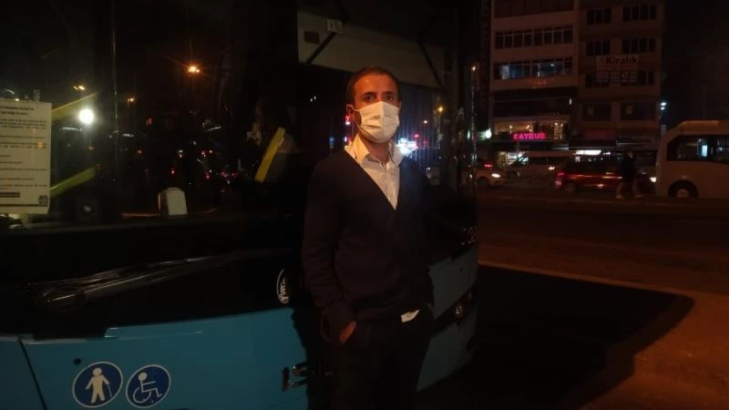 (Özel)Otobüse alınmayınca şoföre kızdı, otobüsü yumrukladı, kırmızıya boyadı
