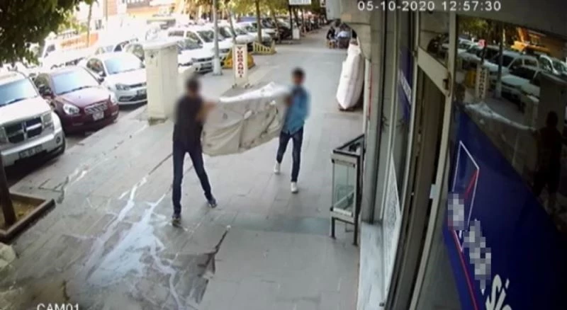 Güpegündüz iki daireyi soydular, soğukkanlı halleri pes dedirtti
