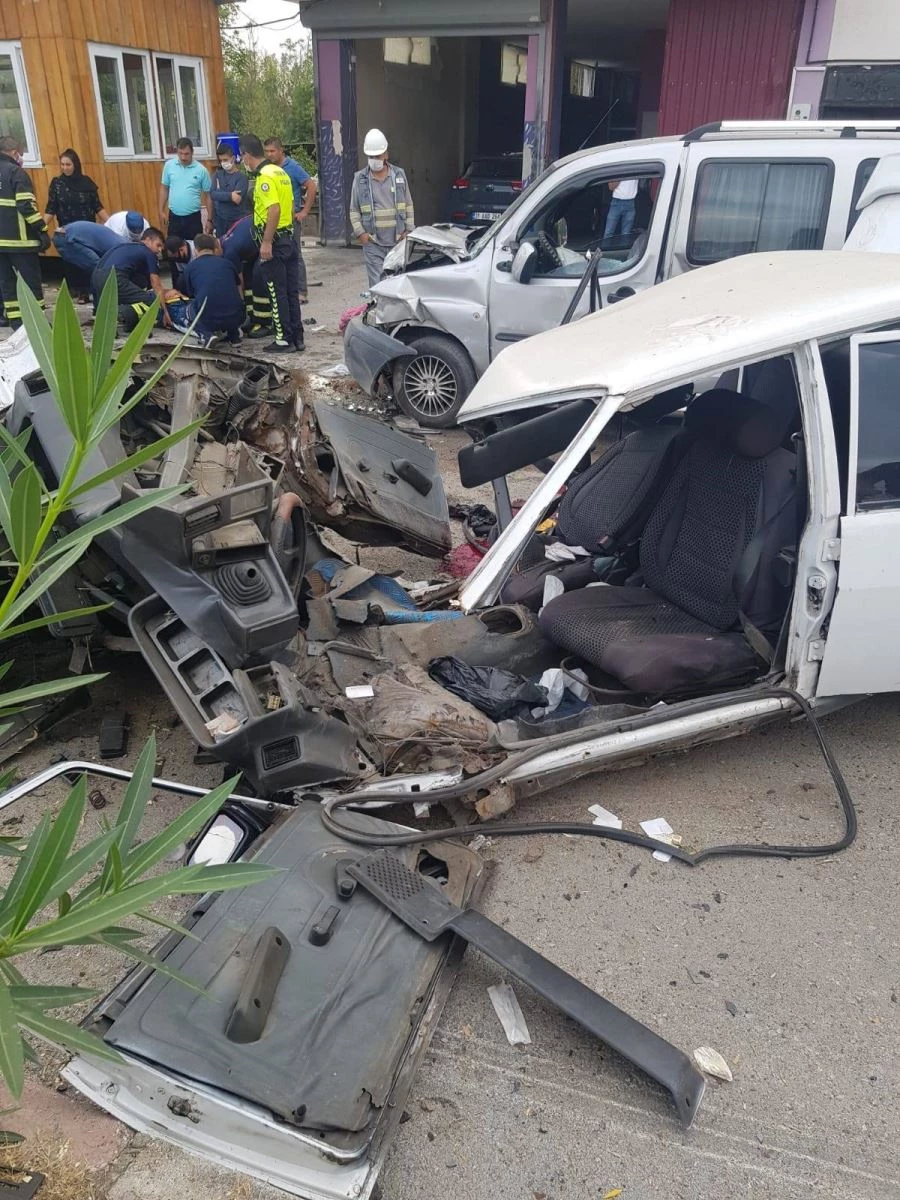 DÖRTYOL’DA İKİ ARAÇ KAFA KAFAYA ÇARPIŞTI:8 YARALI