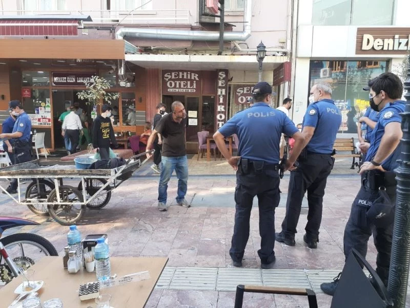 Önce kolunu kesti, sonra jileti boğazına dayadı
