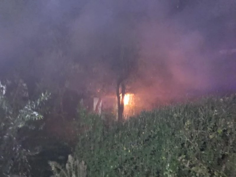 Metruk ev yandı, dumanlardan göz gözü görmedi
