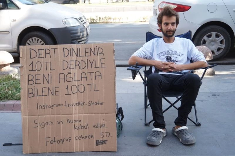 Dert dinleme başı 10 TL alan genç gezgin, derdiyle kendisini ağlatana da 100 TL veriyor
