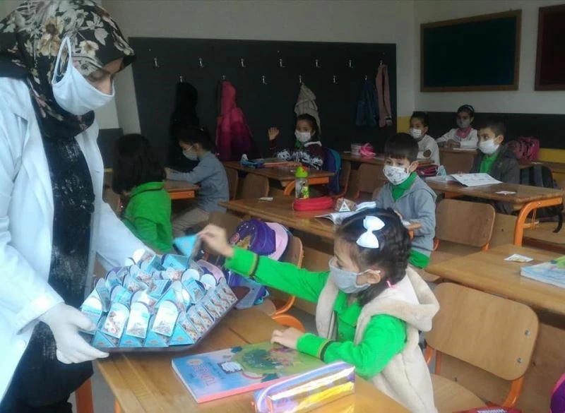 Teneffüste öğrencilerin ağızları ’Afyon Lokumu’ tatlandırdı
